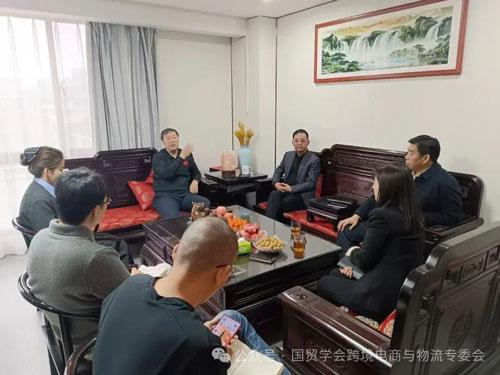跨境電商與物流專(zhuān)業(yè)委員會(huì)負(fù)責(zé)人高翔與河南路通國(guó)際經(jīng)貿(mào)集團(tuán)李鋼偉董事長(zhǎng)會(huì)面，共商行業(yè)發(fā)展新機(jī)遇